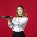 Co nosi kelner w restauracji