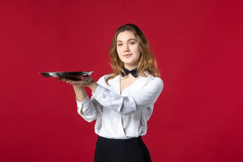 Co nosi kelner w restauracji